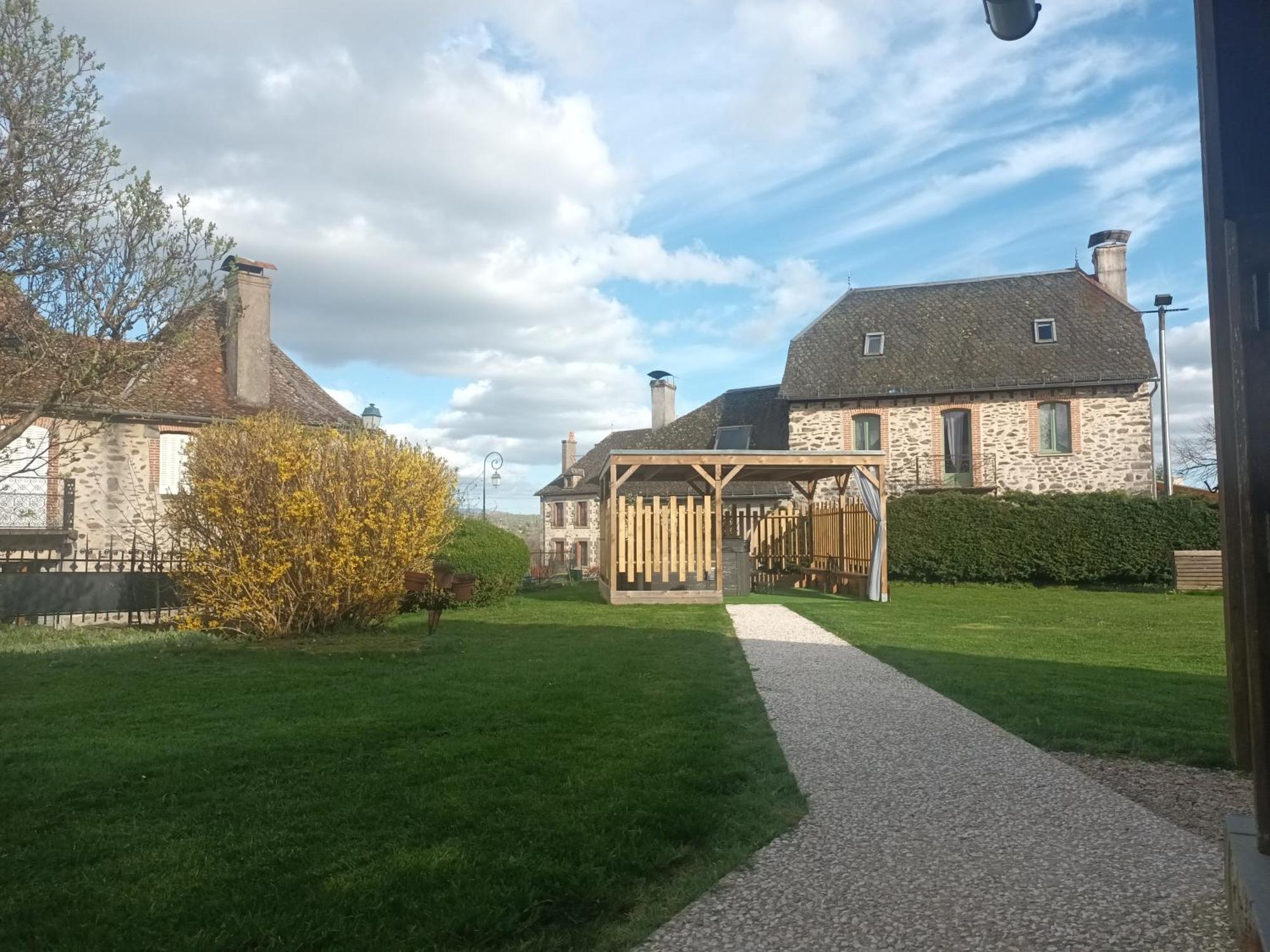 Le Miraillet, Gite Saint-Illide Zewnętrze zdjęcie
